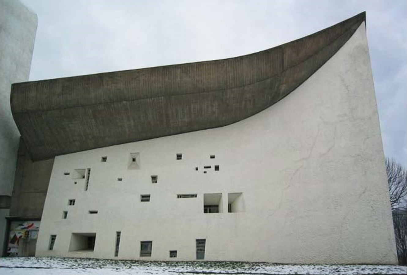 Nhà nguyện Notre Dame du Haut của Le Corbusier ở Ronchamp. Công trình sau này có những chi tiết đặc biệt lấy cảm hứng từ “Guernica'' - được sáng tác để phản ứng lại vụ ném bom Guernica, bức tranh được trình bày trên tấm bảng màu xám, đen và trắng, được nhiều nhà phê bình nghệ thuật coi là một trong những bức họa chống chiến tranh mạnh mẽ nhất trong lịch sử của Pablo Picassos. (Ảnh: kienviet.net)